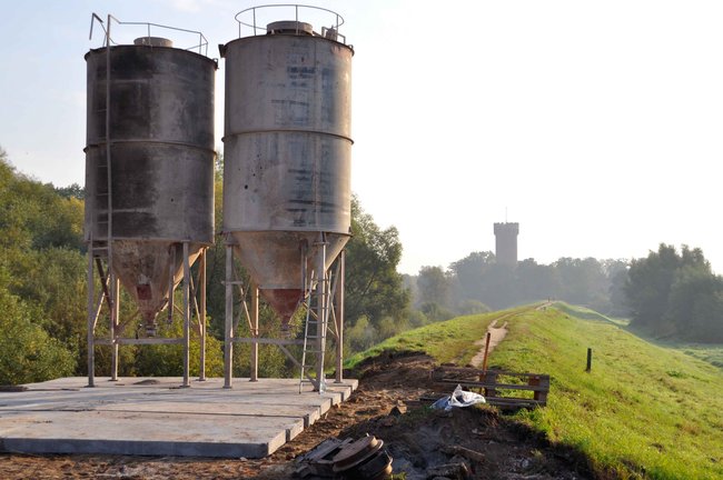 Uszczelnią wał i zrobią chodnik do zamku