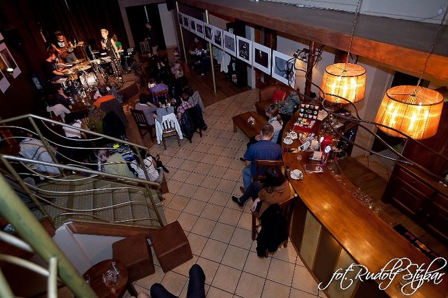 Lena zagrała w Cafe Kultura