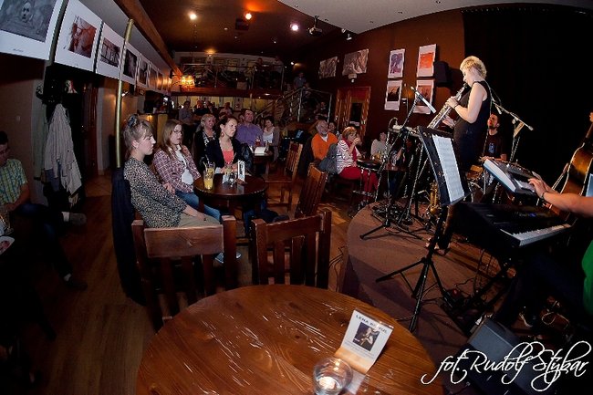 Lena zagrała w Cafe Kultura