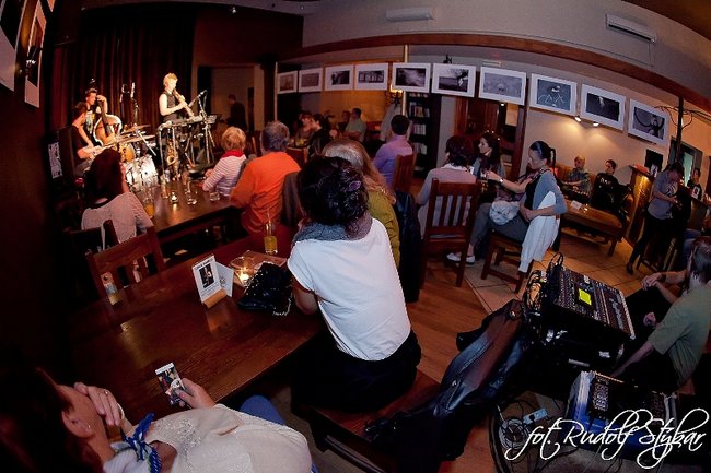 Lena zagrała w Cafe Kultura