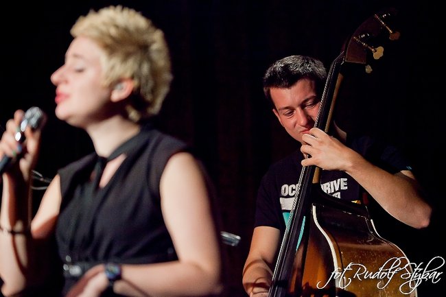Lena zagrała w Cafe Kultura