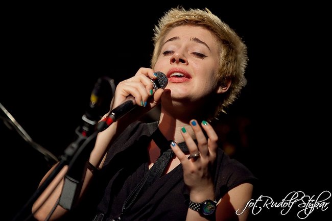 Lena zagrała w Cafe Kultura