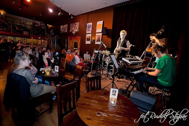 Lena zagrała w Cafe Kultura