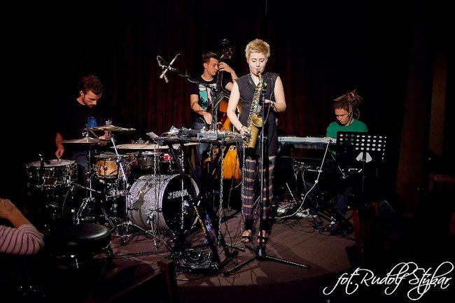 Lena zagrała w Cafe Kultura