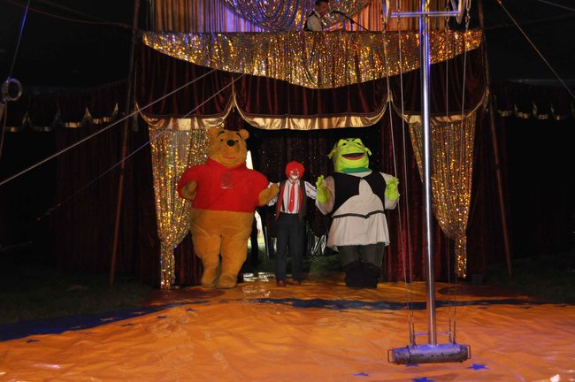 Cyrkowe popisy pod zamkiem