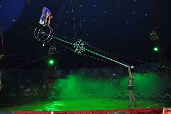 Cyrkowe popisy pod zamkiem