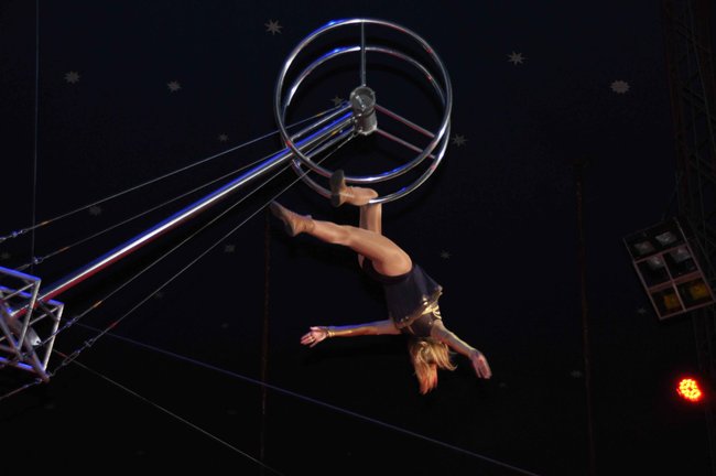 Cyrkowe popisy pod zamkiem