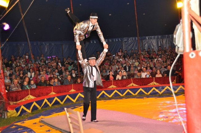 Cyrkowe popisy pod zamkiem