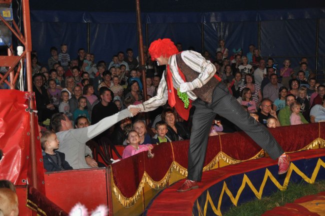 Cyrkowe popisy pod zamkiem