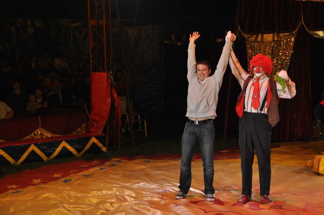 Cyrkowe popisy pod zamkiem