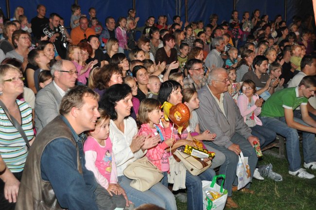 Cyrkowe popisy pod zamkiem