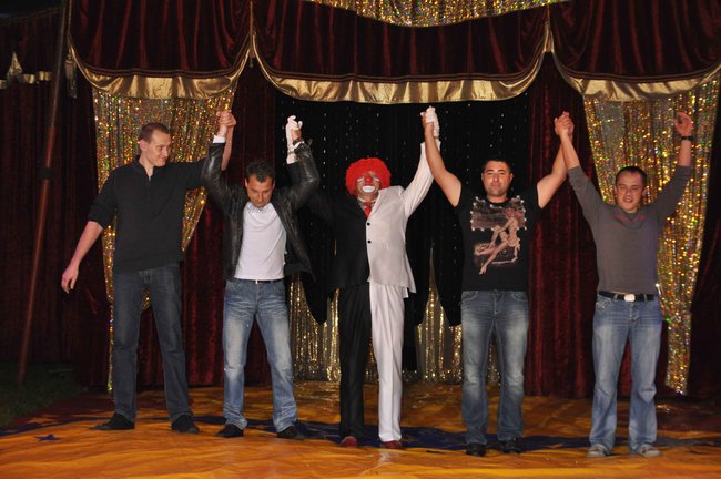 Cyrkowe popisy pod zamkiem