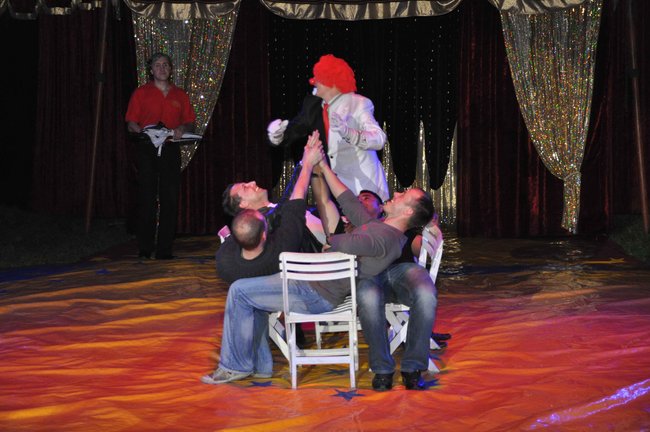 Cyrkowe popisy pod zamkiem