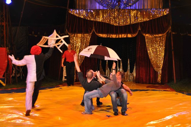 Cyrkowe popisy pod zamkiem