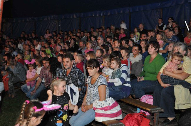 Cyrkowe popisy pod zamkiem