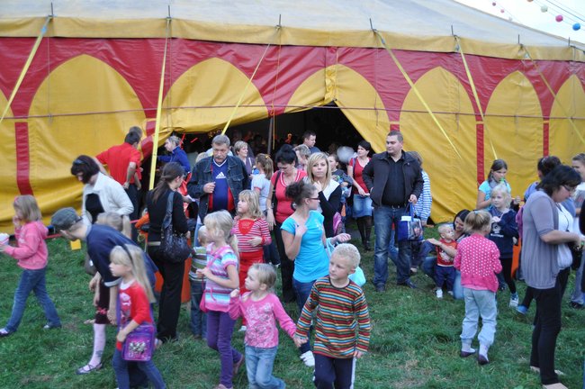 Cyrkowe popisy pod zamkiem