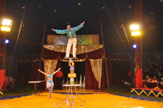 Cyrkowe popisy pod zamkiem