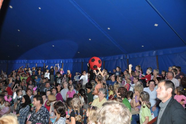 Cyrkowe popisy pod zamkiem