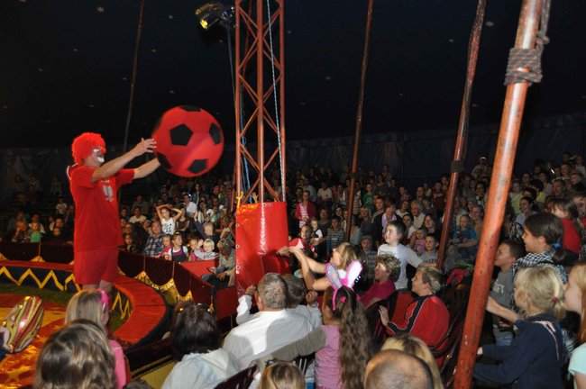 Cyrkowe popisy pod zamkiem