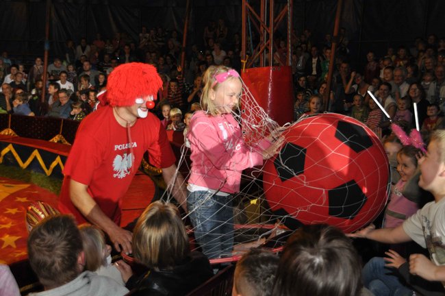 Cyrkowe popisy pod zamkiem