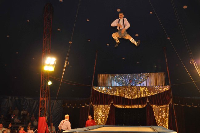 Cyrkowe popisy pod zamkiem