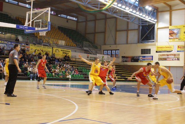 KK Świecie wygrał u siebie