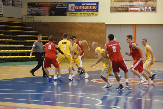 KK Świecie wygrał u siebie