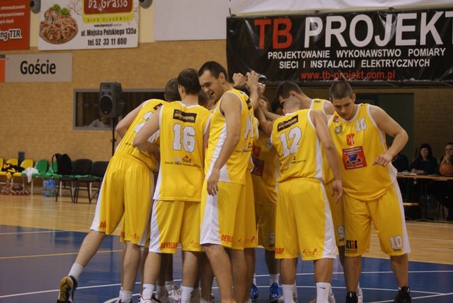 KK Świecie wygrał u siebie