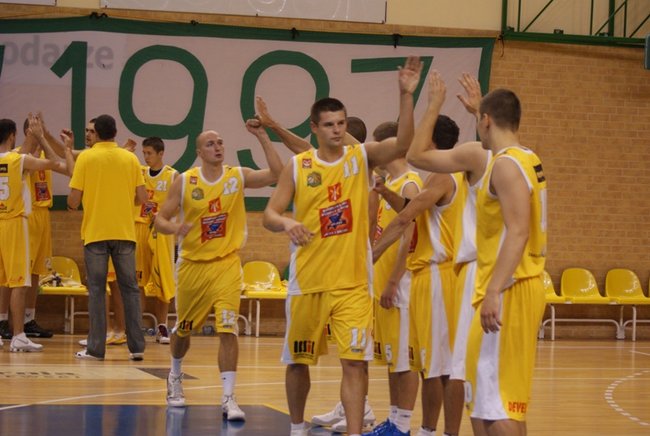 KK Świecie wygrał u siebie