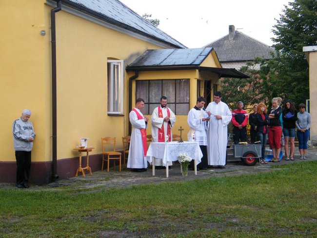 Noc w stodole i piejący kogut