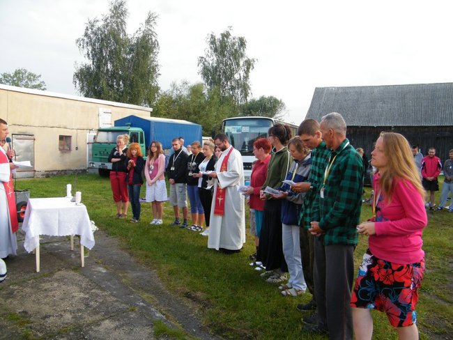 Noc w stodole i piejący kogut