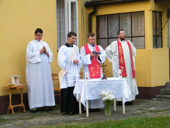 Noc w stodole i piejący kogut