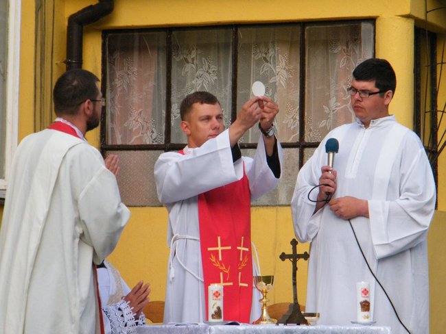 Noc w stodole i piejący kogut