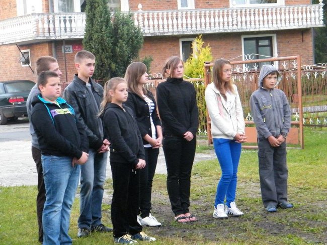 Noc w stodole i piejący kogut