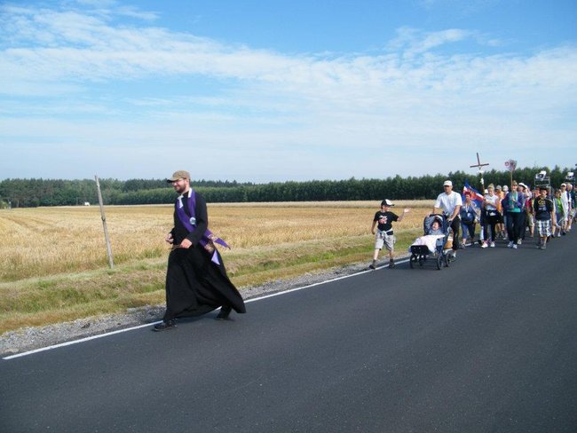 Noc w stodole i piejący kogut