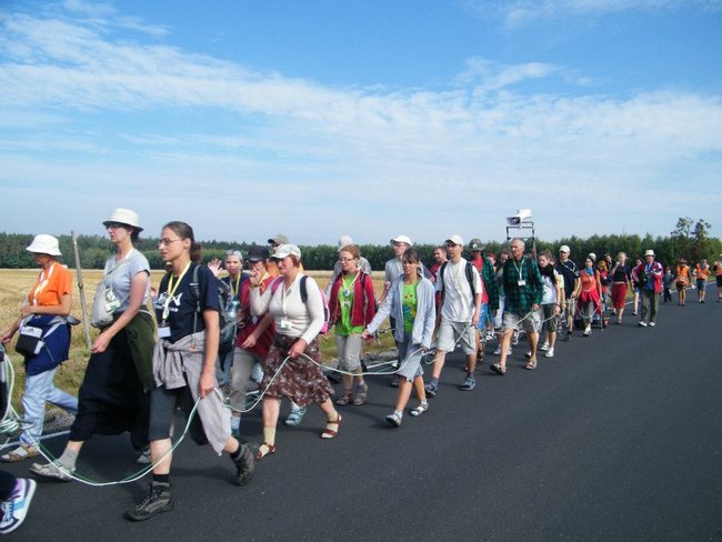 Noc w stodole i piejący kogut