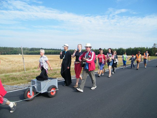 Noc w stodole i piejący kogut