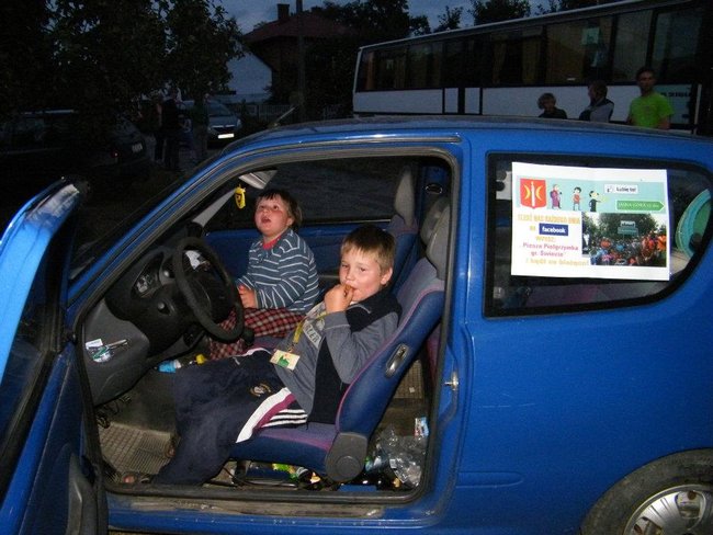 Noc w stodole i piejący kogut