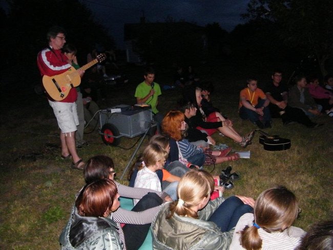 Noc w stodole i piejący kogut