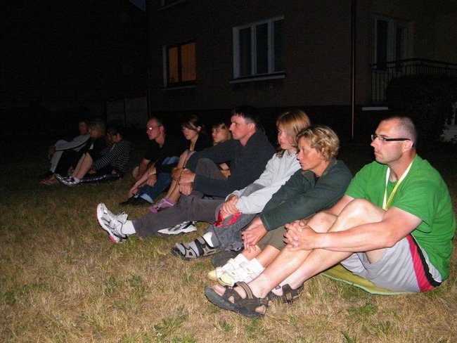 Noc w stodole i piejący kogut