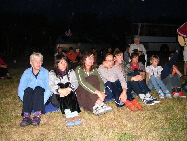 Noc w stodole i piejący kogut