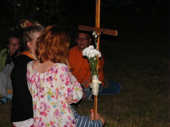 Noc w stodole i piejący kogut