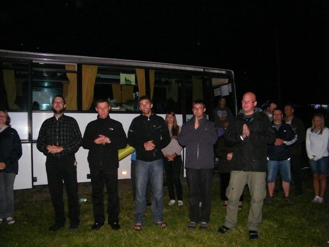 Noc w stodole i piejący kogut