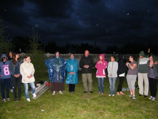 Noc w stodole i piejący kogut