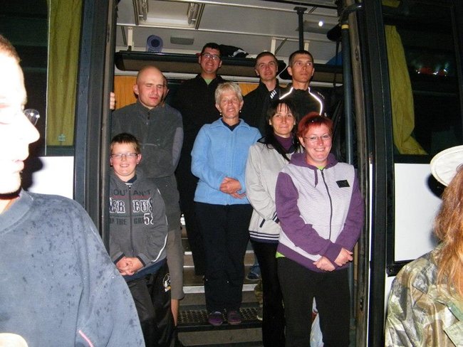 Noc w stodole i piejący kogut