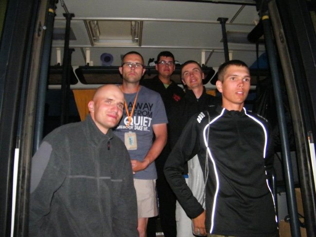 Noc w stodole i piejący kogut