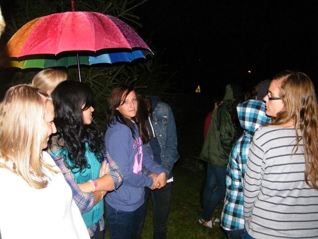 Noc w stodole i piejący kogut