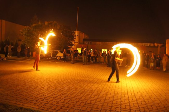 Z pasją machają ogniami