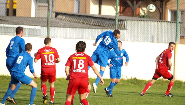 Siedem goli w Przechowie, lider lepszy