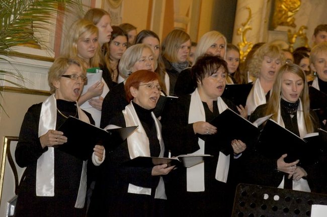Chórzyści z Xanten i Świecia zaśpiewali w Klasztorku - fotorelacja